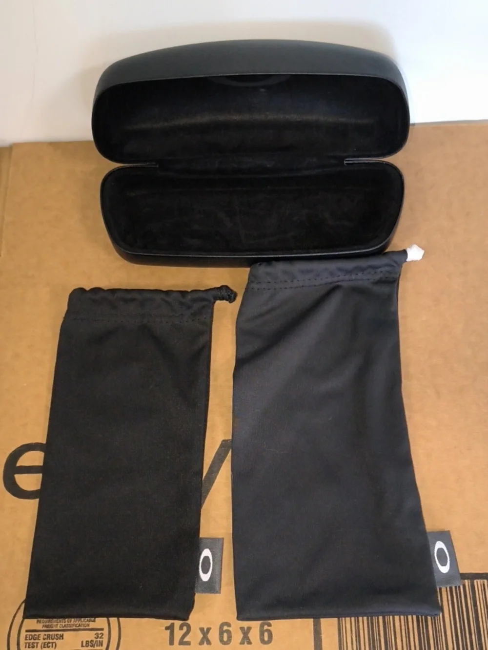 Oakley Sunglasses Eyeglasses Black Clam Magnetic Case w/ 3 Clothes